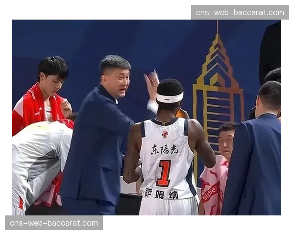 特写：最后时刻战术板，杜锋为徐杰布置关键边线球战术