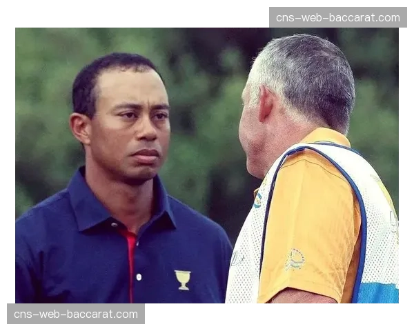 特写：赛后更衣室内，老虎-伍兹静静凝视绿夹克，未接受采访